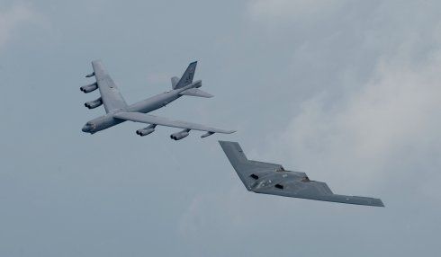 资料图:美军B52和B2轰炸机