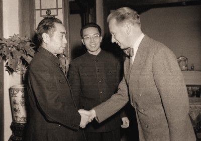 资料图:1955年1月5日,周恩来会见前来北京为美国间谍案斡旋的联合国秘书长哈马舍尔德。
