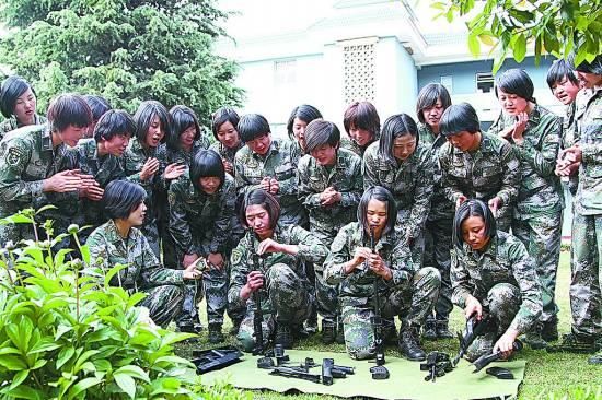女兵们在进行枪械分解结合比赛。邓忠开摄