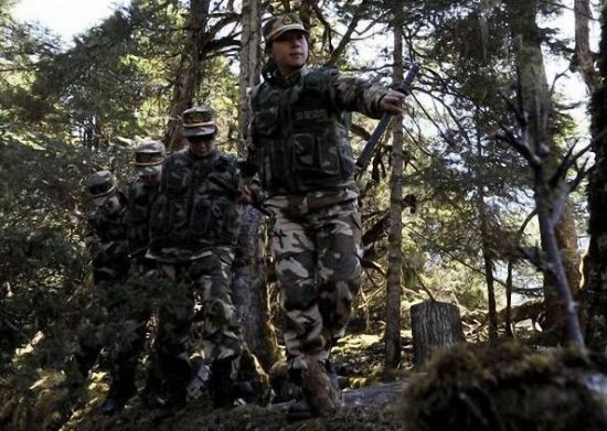 资料图:女边防兵巡视山林