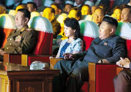 资料图:9月3日,金正恩和夫人李雪主一起在平壤观看牡丹峰乐团演出。