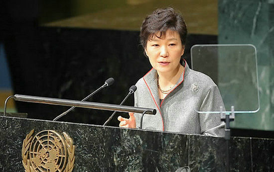 25日,韩国总统朴槿惠在进行大会演讲时发表了关于催促朝鲜弃核和解决人权问题的言论。