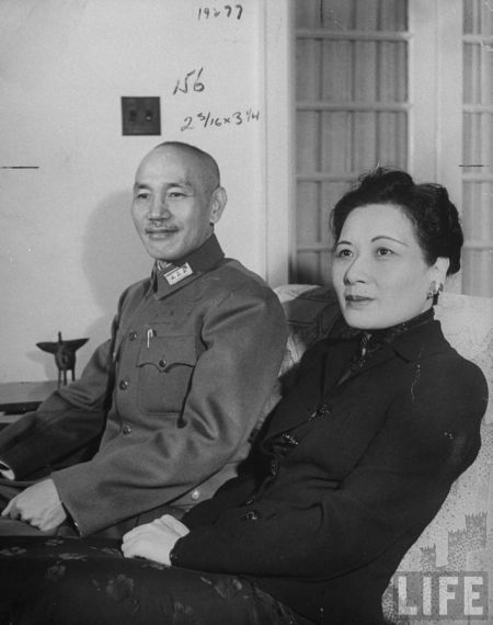 资料图:1945年11月,重庆。蒋介石、宋美龄在南山官邸会客厅接见美国记者。