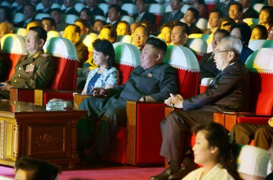 资料图:金正恩携妻子观看牡丹峰美女乐团新作音乐会