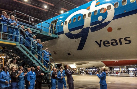 荷航推出的一款印有“ KLM 95 years”印花图样的麦道MD-11飞机。