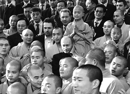 普京将孙光华扛在肩上拍照留念