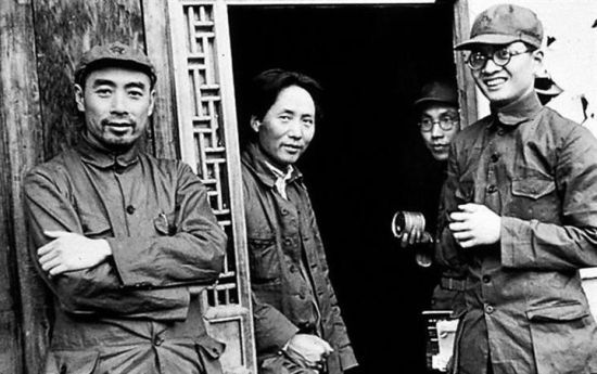 资料图:周恩来、毛泽东、博古等在延安。