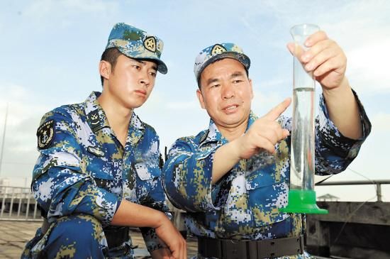 李文波(右)和战友一起开展科研
