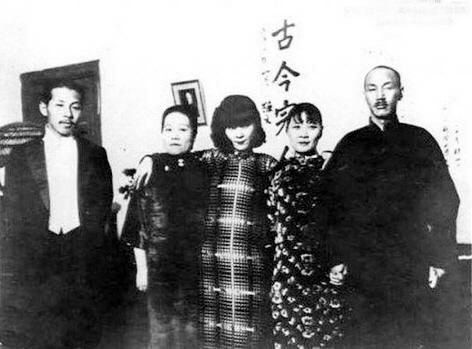 资料图:左起 张学良、宋霭龄、于凤至、宋美龄、蒋介石。