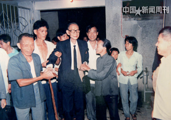资料图: 1990年9月13日晚,龚楚回到广东省韶关市乐昌县长乐村定居。亲朋和邻里来他的住所表示欢迎。摄影/沈扬