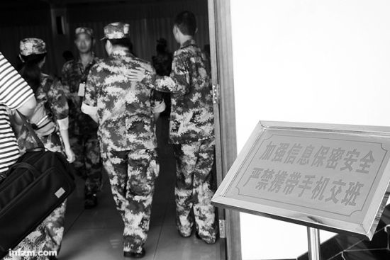 现在,中央军委新修订的内务条令并未彻底将手机逐出军营,而是针对时机、场合和注意事项做出颇为人性化的限定。 (南方周末记者 姚忆江/图)