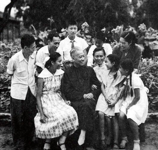 资料图:1960年8月,刘少奇、王光美(后排右一)与子女在北戴河。子女从大到小:刘允斌(后排左一)、刘爱琴(前排右三)、刘允若(后排左二)、刘涛(前排左一)、刘丁(后排中)、刘平平(前排右一)、刘源(后排右二)、刘亭亭(前排右二)。