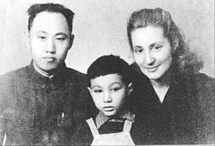 资料图:王炳南与妻子安娜·利泽及其儿子