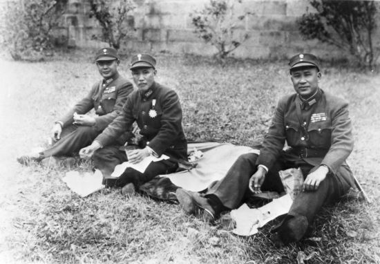 资料图:1946年2月18日,南京,蒋介石率领国军全体高级将领赴中山陵谒陵。随即到灵谷寺,蒋介石(中)与参谋总长何应钦(左)、副参谋总长白崇禧(右)席地而坐,共进野餐。