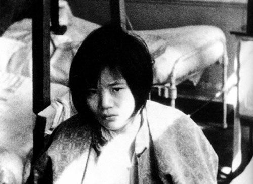 资料图:这位18岁的女子,被日军抢去38天,每天强奸7--1O次,后因染上3种性病才被放回,图为女子在金陵大学医院
