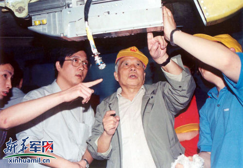 资料图:1998年,35岁的杨伟受“猛龙”型号总设计师宋文骢(中)的委托,开始全面主持“猛龙”的设计优化、排故攻关和设计定型等一线研制工作。