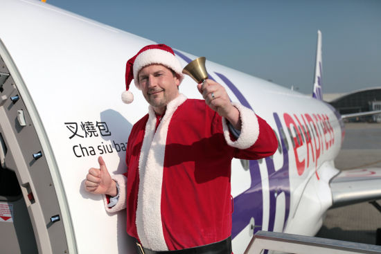 香港快运航空行政副总裁 Andrew Cowen 为旅客带来全新的A320「叉烧包」航机。