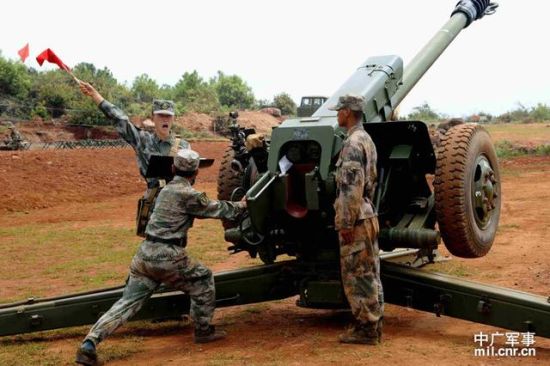 资料图:解放军炮兵练习射击
