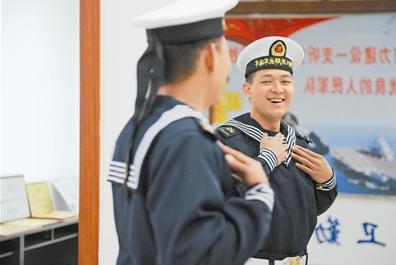 12月23日,东海舰队某水警区机关直属分队下士刘小强试穿水兵服。本报特约通讯员江山摄