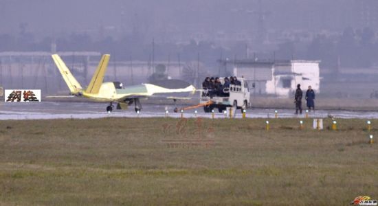 资料图:进入2014年年末,国产新型军机项目加速进行测试。近日,不光2015号歼20成功试飞,还有新款大型无人机也出来“溜弯”了。