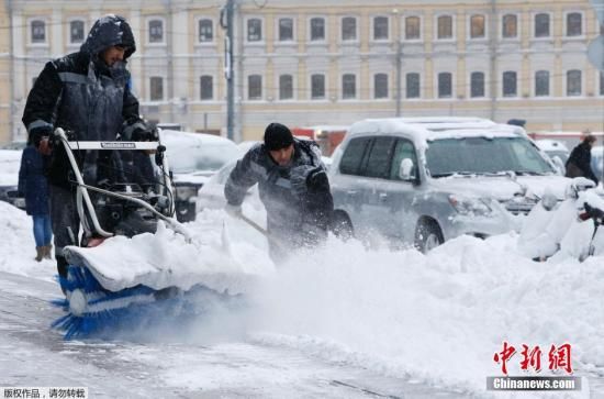 当地时间2014年12月25日,俄罗斯莫斯科,当天遭遇暴雪,导致超过一百架航班因天气原因被延误或取消,道路交通受阻。