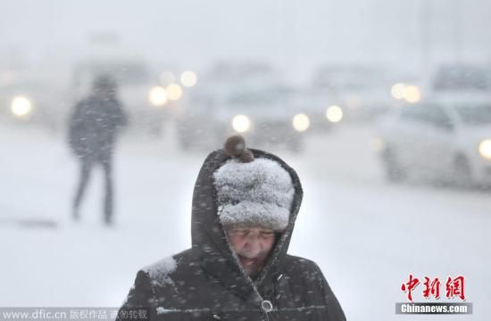 当地时间2014年12月25日,俄罗斯莫斯科,当天遭遇暴雪,导致超过一百架航班因天气原因被延误或取消,道路交通受阻。