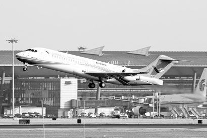 ARJ21飞机首次飞抵首都国际机场。