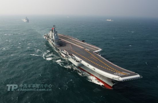资料图:辽宁号航母与南海舰队编组大型战斗群 资料图:辽宁号航母与南海舰队编组大型战斗群