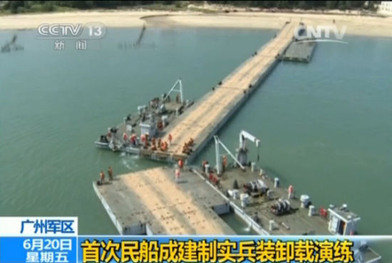 资料图:20日上午,一场快速动员民船成建制实兵重装投送演练在广州军区某部展开 资料图:20日上午,一场快速动员民船成建制实兵重装投送演练在广州军区某部展开