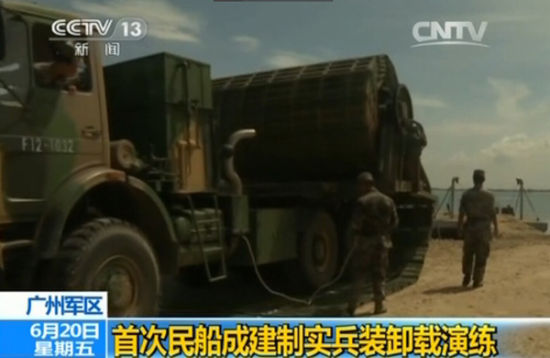 资料图: 资料图:在岸上作业的新型机械化路面车在松软的沙滩上铺设钢质路面,以确保轮序装备能够安全通过(视频截图)