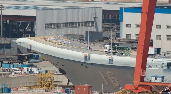 资料图:辽宁舰进干船坞进行甲板大改装 疑似上弹射器。 资料图:辽宁舰进干船坞进行甲板大改装 疑似上弹射器。