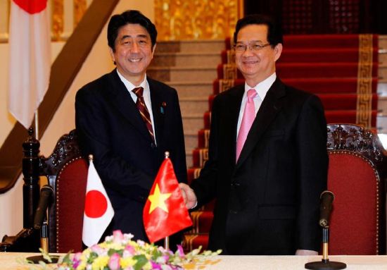 资料图:安倍访越呼吁联手应对中国 资料图:安倍访问越南期间,与越南总理阮晋勇会面呼吁联手应对中国