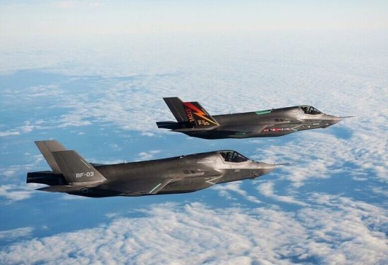 资料图:美军第五代战机F-35双机编队。 资料图:美军第五代战机F-35双机编队。