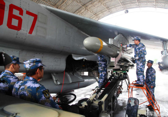资料图:2014年5月20日,“海上联合-2014”演习正式打响,中方海军航空兵某团8架“飞豹”战机将主要扮演蓝军,已全部准备就绪,随时可投入战斗。如外国飞机抵近演习地域侦察,将果断采取包括外逼、驱离…在内的措施,保证演习正常进行。 资料图:2014年5月20日,“海上联合-2014”演习正式打响,中方海军航空兵某团8架“飞豹”战机将主要扮演蓝军,已全部准备就绪,随时可投入战斗。如外国飞机抵近演习地域侦察,将果断采取包括外逼、驱离…在内的措施,保证演习正常进行。