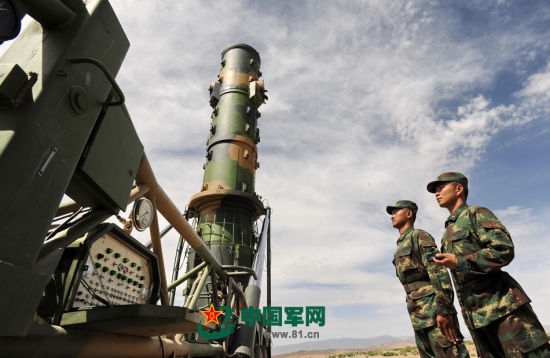 资料图:第二炮兵某部是我军最早组建的导弹部队之一,曾成功发射我国第一枚独立自主设计生产的中近程导弹。取得过实弹发射11发11中的辉煌成绩。 资料图:第二炮兵某部是我军最早组建的导弹部队之一,曾成功发射我国第一枚独立自主设计生产的中近程导弹。取得过实弹发射11发11中的辉煌成绩。