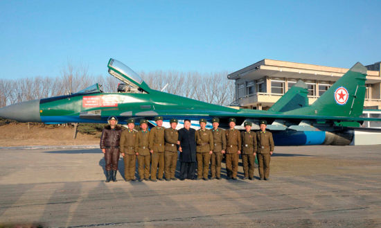 资料图:金正恩与朝鲜空军将领在米格-29战机前合影。 资料图:金正恩与朝鲜空军将领在米格-29战机前合影。
