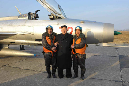 资料图:金正恩视察朝鲜人民军航空与防空军第188部队,与飞行员在歼-7I战机前合影。 资料图:金正恩视察朝鲜人民军航空与防空军第188部队,与飞行员在歼-7I战机前合影。