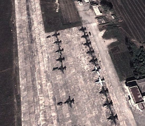 资料图:朝鲜空军主力基地卫星照曝光,图中绿色涂装的苏-25强击机整齐排列在停机坪上,还有两架为白色涂装。 资料图:朝鲜空军主力基地卫星照曝光,图中绿色涂装的苏-25强击机整齐排列在停机坪上,还有两架为白色涂装。