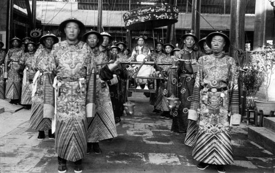 资料图:为了过60大寿,在甲午海战爆发的当年,她不惜挪用海军军费重修颐和园。图为宫中的慈禧。 资料图:为了过60大寿,在甲午海战爆发的当年,她不惜挪用海军军费重修颐和园。图为宫中的慈禧。