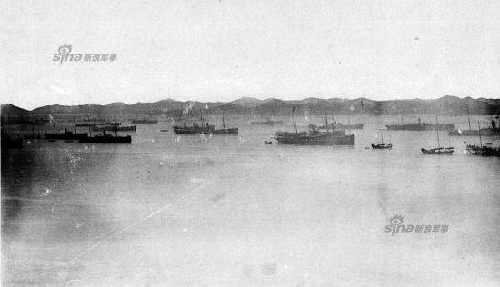 资料图:1895年1月18日,大连湾内停泊的日本陆军运输船队。 资料图:1895年1月18日,大连湾内停泊的日本陆军运输船队。