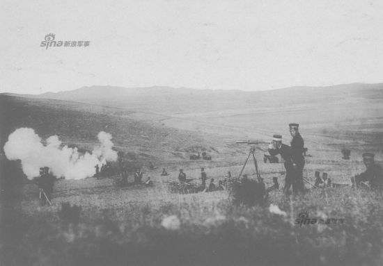 资料图:1894年11月1日,旅顺西侧方家屯附近,日本炮兵中队轰击北洋部队。 资料图:1894年11月1日,旅顺西侧方家屯附近,日本炮兵中队轰击北洋部队。