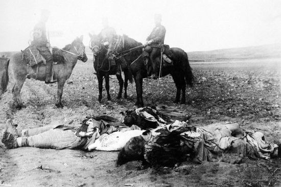 资料图:旅顺之战中,清军派遣的侦察兵在石嘴子日军营地附近窥探军情,被日军哨兵发现,射杀三人,活捉两人。 资料图:旅顺之战中,清军派遣的侦察兵在石嘴子日军营地附近窥探军情,被日军哨兵发现,射杀三人,活捉两人。