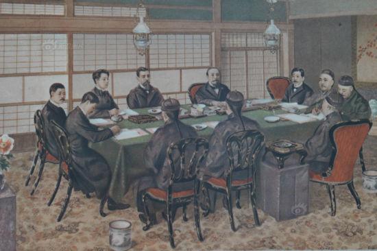 资料图:日本明治神宫藏画“下关讲和会谈场景”。会谈初日,李鸿章发表了感慨的演讲,认为本次战争让永眠的中华开始觉醒。4月17日,双方签订《马关条约》,将中国割让台湾岛及其附属各岛屿、澎湖列岛与辽东半岛给日本,赔偿日本2亿两白银,允许外国人在华投资开矿办厂。 资料图:日本明治神宫藏画“下关讲和会谈场景”。会谈初日,李鸿章发表了感慨的演讲,认为本次战争让永眠的中华开始觉醒。4月17日,双方签订《马关条约》,将中国割让台湾岛及其附属各岛屿、澎湖列岛与辽东半岛给日本,赔偿日本2亿两白银,允许外国人在华投资开矿办厂。