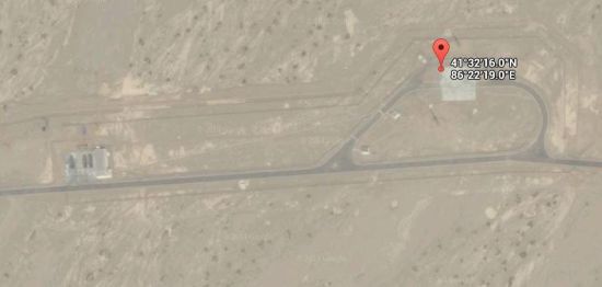 资料图:GoogleEarth截图,可见发射阵地与左侧的疑似发射车 资料图:GoogleEarth截图,可见发射阵地与左侧的疑似发射车