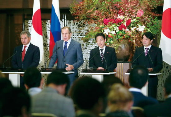 资料图:俄罗斯外长拉夫罗(左2)和国防部长谢尔盖·绍伊古(左1)与日本外相岸田文雄(右2)、防卫大臣小野寺五典(右1)召开联合新闻发布会。 资料图:俄罗斯外长拉夫罗(左2)和国防部长谢尔盖·绍伊古(左1)与日本外相岸田文雄(右2)、防卫大臣小野寺五典(右1)召开联合新闻发布会。