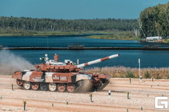 资料图:T-72B3M最明显的特征就是炮塔上略显高大的改进型观瞄系统,然而在比赛中T-72B3M的新式观瞄并没有给行进间射击反应速度带来多少改善。 资料图:T-72B3M最明显的特征就是炮塔上略显高大的改进型观瞄系统,然而在比赛中T-72B3M的新式观瞄并没有给行进间射击反应速度带来多少改善。