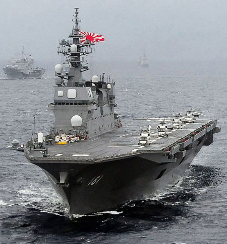 资料图:日本日向号直升机航母长195米,型宽32米,标准排水量13500吨,满载排水量18000吨,编制322人。这是日本自二战结束以来建造吨位最大的军用舰艇,航速可以达到30节。 资料图:日本日向号直升机航母长195米,型宽32米,标准排水量13500吨,满载排水量18000吨,编制322人。这是日本自二战结束以来建造吨位最大的军用舰艇,航速可以达到30节。