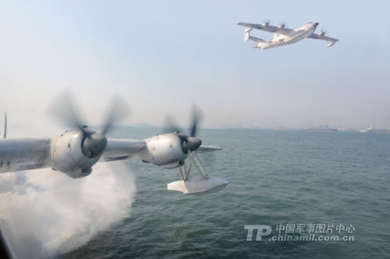 资料图:北海舰队航空兵水上飞机部队是我军惟一的水上飞机部队。装备的国产某型水上飞机具有超低空性能好、续航时间长、运载量大等特点,能够在江河、湖泊、水库和海上起降; 资料图:北海舰队航空兵水上飞机部队是我军惟一的水上飞机部队。装备的国产某型水上飞机具有超低空性能好、续航时间长、运载量大等特点,能够在江河、湖泊、水库和海上起降;