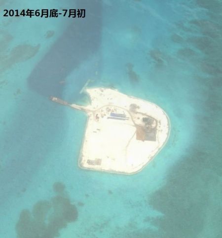 资料图:2014年2月工程开始,到3月基本完成填沙作业。从最新的照片看,现在赤瓜礁已经完成了新补给码头,填海区域正在修筑道路和各种设施。 资料图:2014年2月工程开始,到3月基本完成填沙作业。从最新的照片看,现在赤瓜礁已经完成了新补给码头,填海区域正在修筑道路和各种设施。