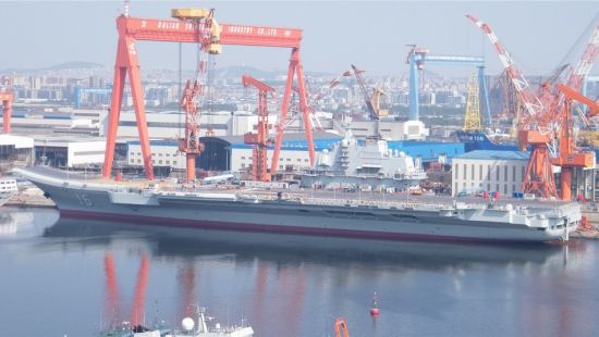 资料图:辽宁舰从干船坞转移到码头,舰体已经焕然一新。 资料图:辽宁舰从干船坞转移到码头,舰体已经焕然一新。